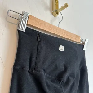 Vuori Reformation | Daily High Rise Performance Leggings in Black thumbnail 4