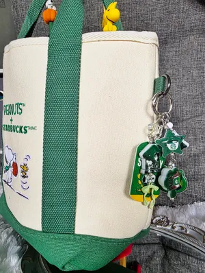 𝙎𝙤𝙡𝙙! 𝘿𝙤 𝙣𝙤𝙩 𝙗𝙪𝙮 𝙥𝙡𝙚𝙖𝙨𝙚!  Snoopy Starbucks Bag Charm Keychain thumbnail 1