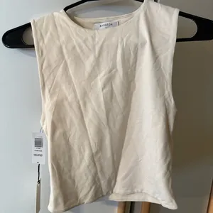 Aritzia contour tank nwt thumbnail 2