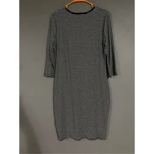 White House Black Market Black And White Curve Hem Long Sleeve Dress Size M thumbnail 6