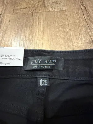 NWT Judy Blue Mid Rise Black Capris thumbnail 4
