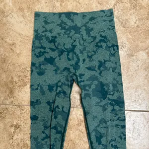 Green High Waisted Camouflage Leggings Size M thumbnail 3