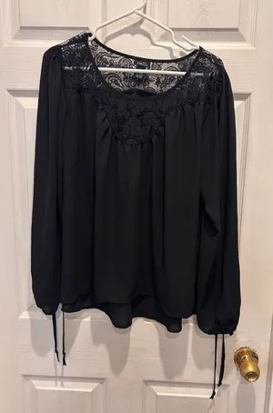 rue21 Womens‎ Black Lace Yoke Long Sleeve Boho Blouse Size L Tie Cuff Pullover thumbnail 1