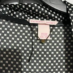 Victoria’s Secret Black & White Pattern Satin-like Robe Size Small thumbnail 3