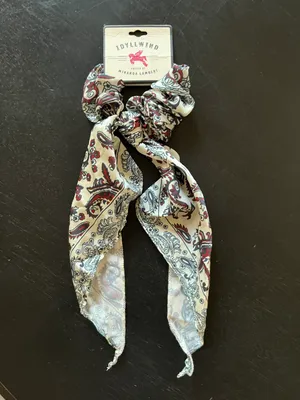 Miranda Lambert Idyllwind hair bow thumbnail 1