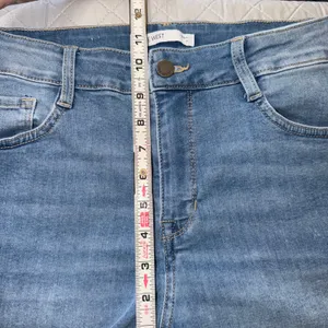 Nine West Slimming Pocket Denim Shorts Frayed Hem Jean Size 10 Medium Wash thumbnail 6