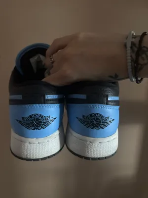Air Jordan 1 Low GS 'University Blue Black' thumbnail 4