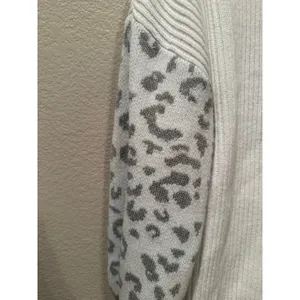 Shein White V-Neck sweater w cheetah print sleeves sz XL thumbnail 2
