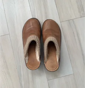 UGGs UGG Chestnut Leather Shearling-Lined Slip-On Clogs thumbnail 7