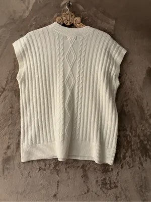 Universal Threads Oversized Cream Cable Knit V-Neck Sweater Tank Women’s Size L thumbnail 2