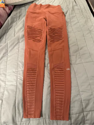 ALO Yoga Ribbed Moto Leggings - Dusty Rose thumbnail 3