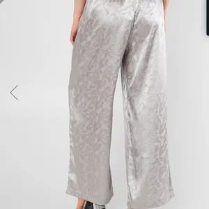 Gimmicks by BKE satin wide leg printed pant gray/silver size M NWT thumbnail 3