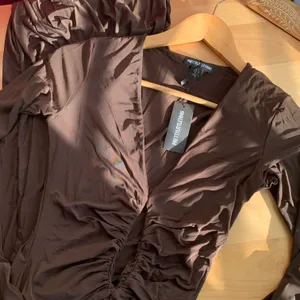 Pretty Little Thing Brown Long Sleeve Ruched Cut Out Maxi Dress thumbnail 3