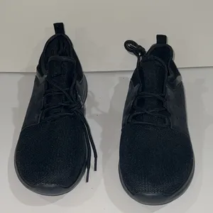 Gears all black sneakers Size 7.5 thumbnail 2