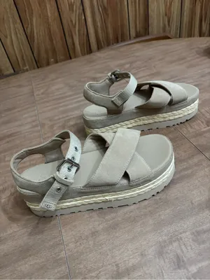 UGG Women's Aubrey Ankle Strap Platform Sandals thumbnail 2