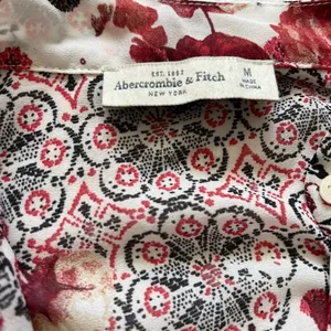 Abercrombie & Fitch Women's White Floral Pleated Front Button Up Blouse Size M thumbnail 4