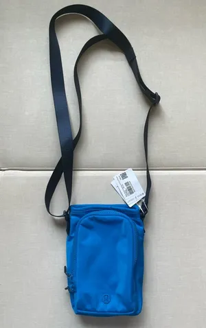 Lululemon Water Bottle Crossbody Bag with Front Pocket 2L - Poolside/Tru… thumbnail 1