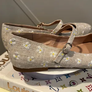 Steve Madden Linen Daisy Embroidered Mary Jane Flats Womens 8.5 Beige Square Toe thumbnail 5