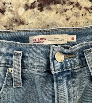 Levi’s Signature Vintage High Rise Shorts thumbnail 6