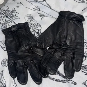 Black Leather Women's Gloves thumbnail 2
