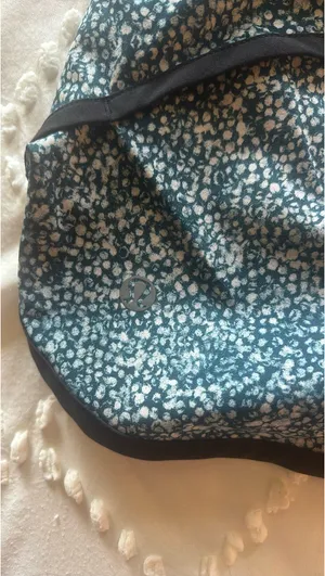 Lululemon Size 4 Speed Up Patterned Shorts  thumbnail 3