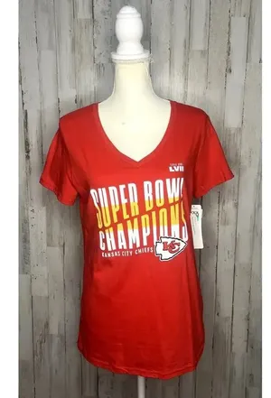 NWT Kansas City Chiefs Womens Large Red Super Bowl LVII Champions V-Neck T-Shirt thumbnail 1