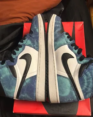 Air Jordan 1 Mid Tie Dye thumbnail 1
