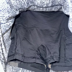 Lululemon Black White Stretchy Pull - On Pockets Pleated‎ Skirt / Shorts Size 4 thumbnail 3