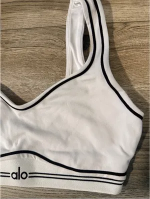 Alo Yoga Sports Bra thumbnail 3