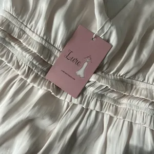 NWT Storia Champagne Plunge Neck Silky Top‎ thumbnail 2