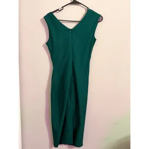 MUXXN Women's Emerald Green V Neck‎ Ruched Sheath Midi Dress Size M thumbnail 5