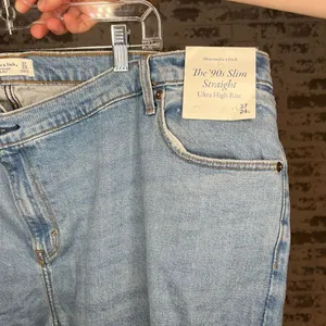 Abercrombie & fitch | women nwt denim jeans 90’s slim straight highrise thumbnail 2