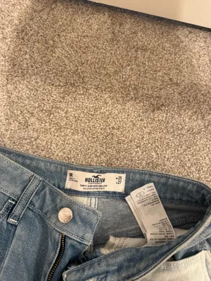 Hollister Curvy High-Rise Mom Jeans thumbnail 3
