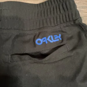 Oakley Active Workout Shorts Black Blue Logo Regular Fit Medium Gym Running thumbnail 4