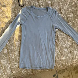 Women’s Lululemon long sleeve top thumbnail 1