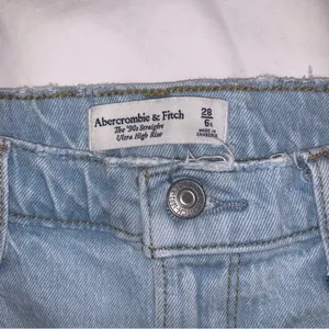 Abercrombie Curve Love Ultra High Rise 90s Straight Jean in Light Destroy thumbnail 4
