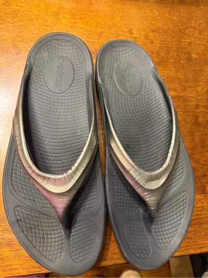 OOFOS OoLaLa LUX Metallic Silver Thong RECOVERY Flip Flop SANDALS - Women’s 9 US thumbnail 1