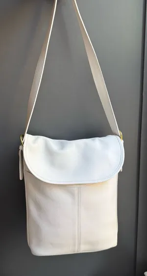 Vintage Unbranded Cream/White Leather Flap Crossbody Bag-Excellent Interior thumbnail 3