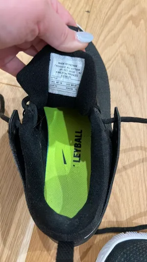 Women’s black nike volleyball shoes thumbnail 4