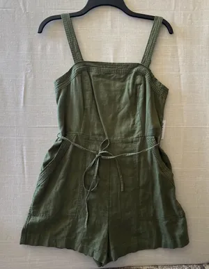 Old Navy Women’s Romper whit pockets and belt Sz M Green Linen Viscose 3" Inseam thumbnail 1