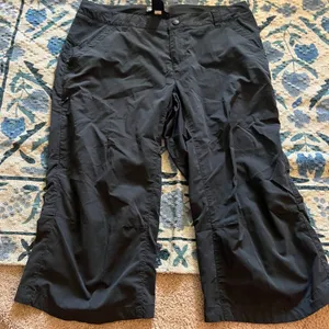 REI Black womans capri pants‎ 6 thumbnail 1