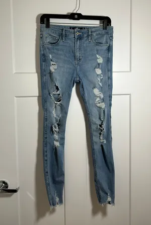 Hollister Size 28 ripped skinny jeans thumbnail 1