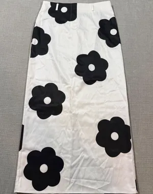 Floral Satin Maxi Skirt Large Black White Daisy Print High Waist Slit Long Skirt thumbnail 1