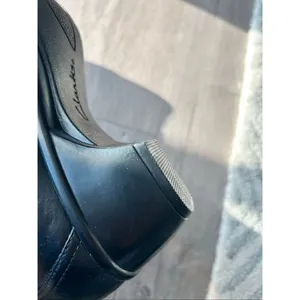 Clarks black leather comfy work shoes size 9W with small heel thumbnail 4