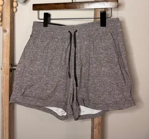 Lululemon Black White Athletic Workout Shorts Pockets Size 8 thumbnail 1