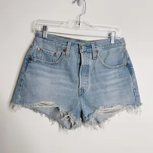 Levi's Women's Premium 501 Original Shorts Lightwash‎ Blue Size 27 Button Fly thumbnail 2