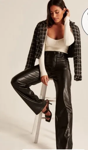 Abercrombie & Fitch The 90's‎ Relaxed Ultra High Rise Faux Leather Pants 4 Short thumbnail 1