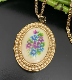 Vintage AVON Gold-tone Oval Floral Faux Pearl Locket Pendant 24” Necklace 33g thumbnail 7