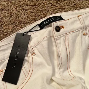 White Lioness denim cargo pants with a relaxed fit. New with tags #cargopants #trendy #cute #summer #style thumbnail 4