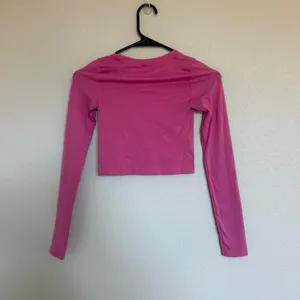 Aritzia Seamless Long Sleeve Crop Top Pink Crew Neck XS Basic Athleisure thumbnail 2